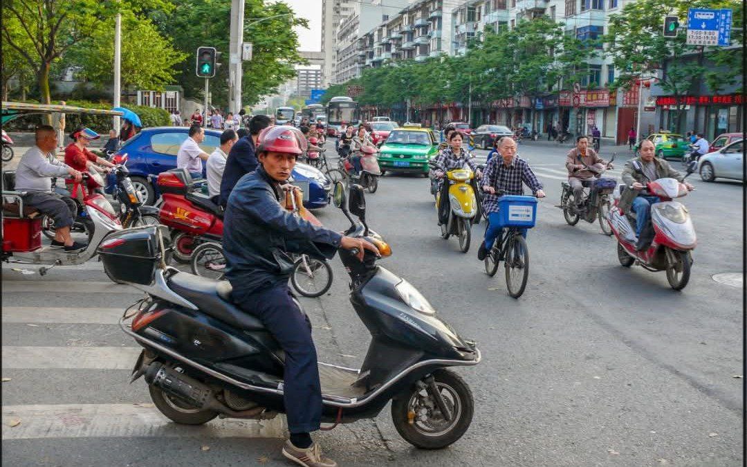 El servicio 'jam-busting' en Pekín: motos que liberan coches atrapados en el tráfico