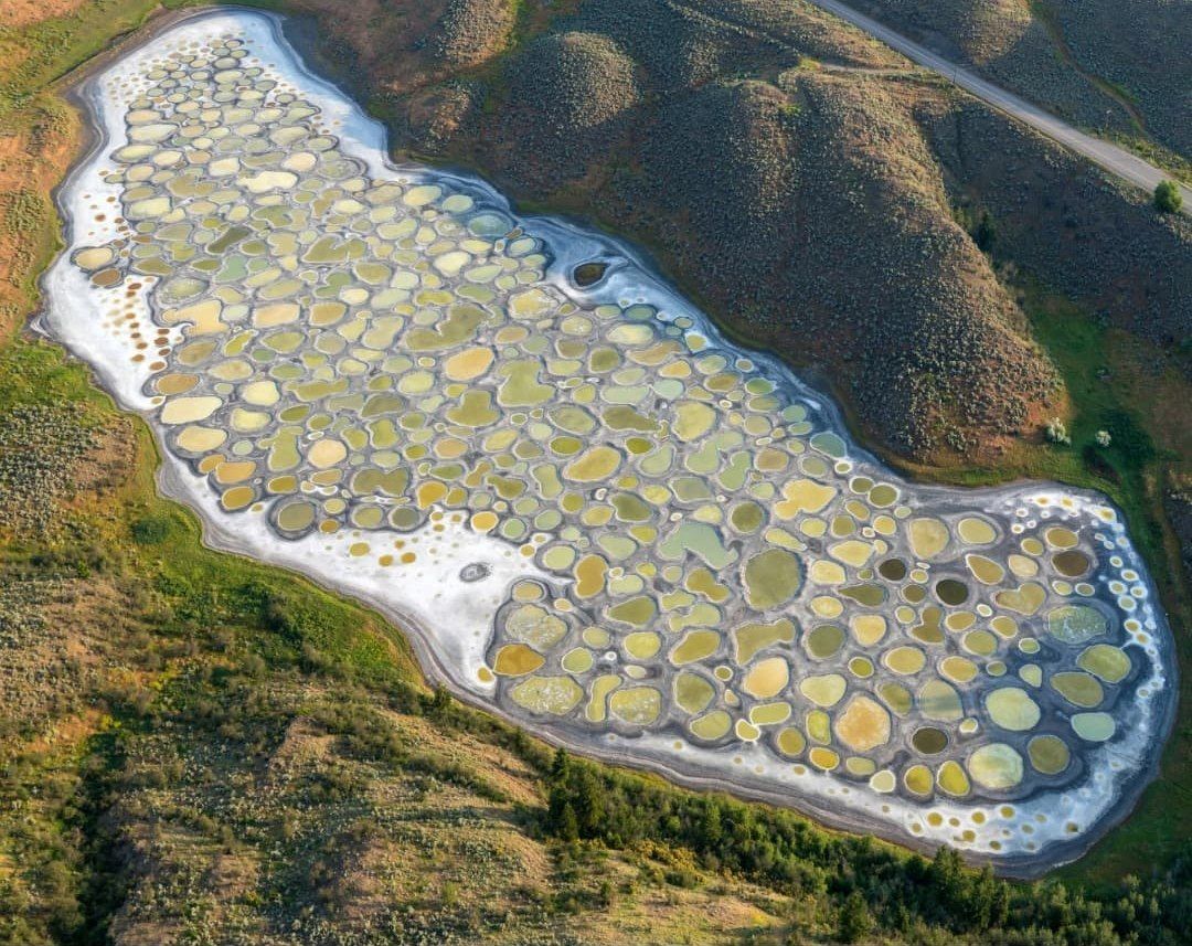 Lago Khiluk: el lago más mineralizado del mundo con 365 cráteres curativos