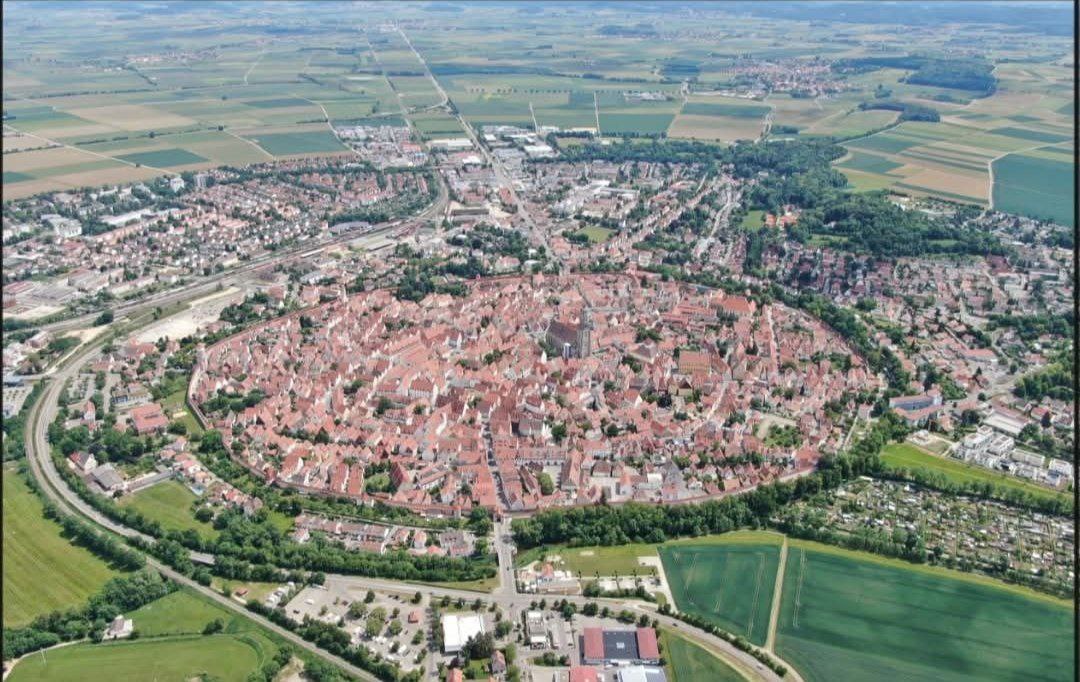 Nordlingen: un pueblo alemán construido dentro de un cráter de meteorito de 15 millones de años