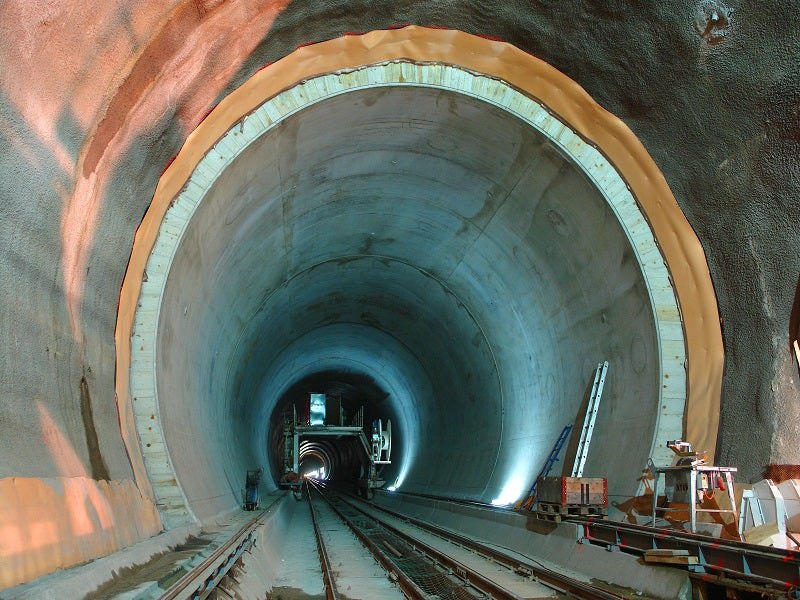 El túnel más largo del mundo: 57 km bajo los Alpes a 250 km/h