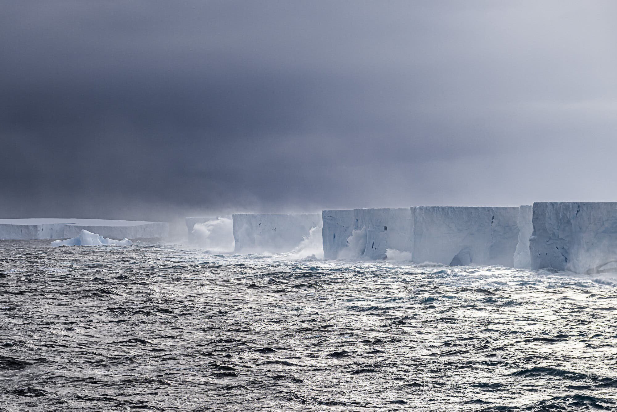 A-76: El iceberg más grande del mundo, más extenso que una isla, se desprende de la Antártida
