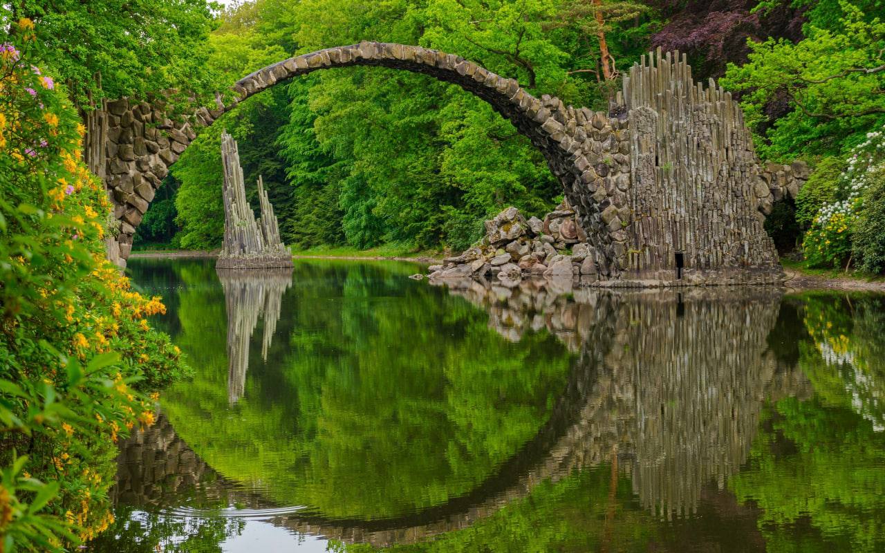 El Puente Rakotzbrücke: Un Círculo Perfecto con el Agua