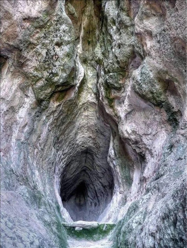 La Cueva Utroba: Santuario de Fertilidad Tracio Excavado a Mano Hace 3.000 Años